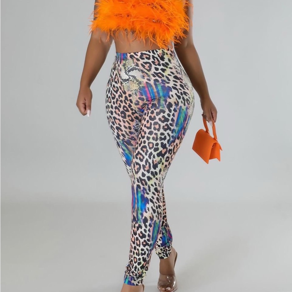 New Leopard Print top & leggings set with Vibrant Orange Feathers on top.🧡🐆